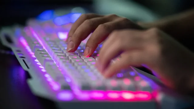 المخابرات المغربية تعتقل هاكرز فرنسي دوخ الإستخبارات الأمريكية والفرنسية