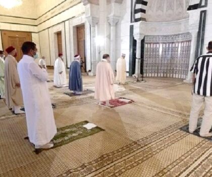 توقيف إمام بسبب تلاوته آية قرآنيةً تتضمن لفظ “ينقلب” أمام مسؤول وزاري