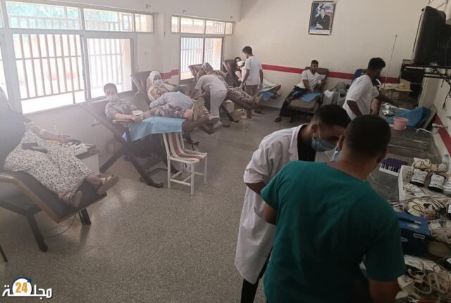 أعداد غفيرة من المواطنين تتوافد على مركز تحاقن الدم لانقاد أرواح المصابين في فاجعة خريبكة