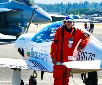 رقم قياسي جديد لأصغر شاب يطير حول العالم