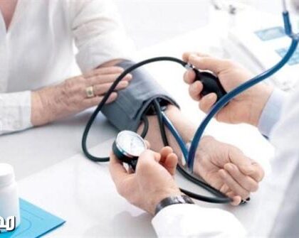 لماذا يجب أن يؤخذ فحص الضغط من الذراعين؟