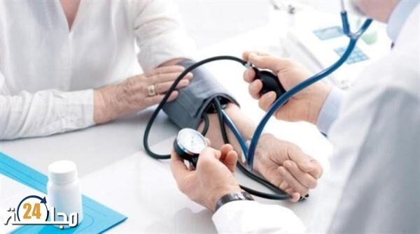 لماذا يجب أن يؤخذ فحص الضغط من الذراعين؟