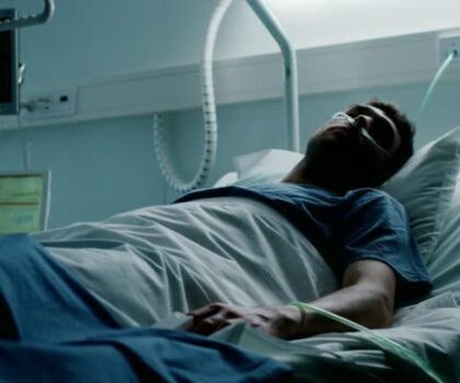 أول حالة في العالم.. شاب يصاب بالإيدز وفيروس كورونا وجدري القرود في آنٍ واحد