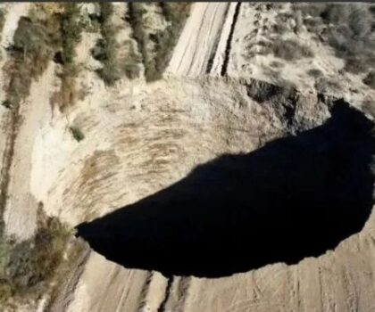 ظهور حفرة عملاقة في تشيلي يثير مخاوف السكان