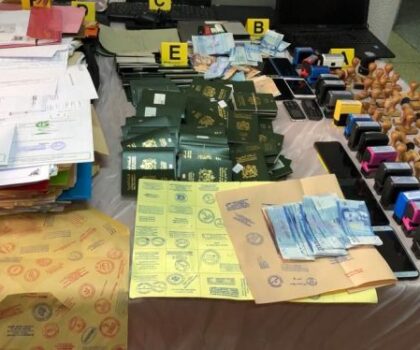 أمن وجدة يوقف 6 أشخاص متورطين في تزوير ملفات “الفيزا”
