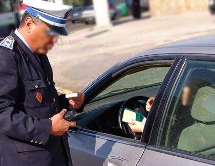 نشطاء يشيدون بشرطي حرر مخالفة سير ضد ابنه
