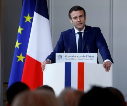 العجلاوي: زيارة ماكرون الى الجزائر تأتي في سياق تقهقر النفوذ الفرنسي