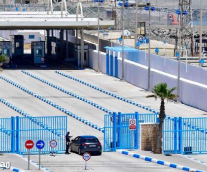 معبر باب سبتة..توقيف فتاتين تحملان الجنسية الألمانية وبحوزتهما 42 كلغ من الشيرا