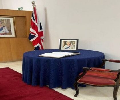 سفارة المملكة المتحدة بالمغرب تفتح كتابا للتعازي على إثر وفاة الملكة إليزابيث الثانية