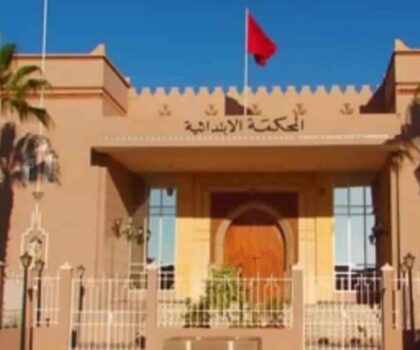 ابتدائية تيزنيت تدين نادلة مقهى بسبب “الكريساج”