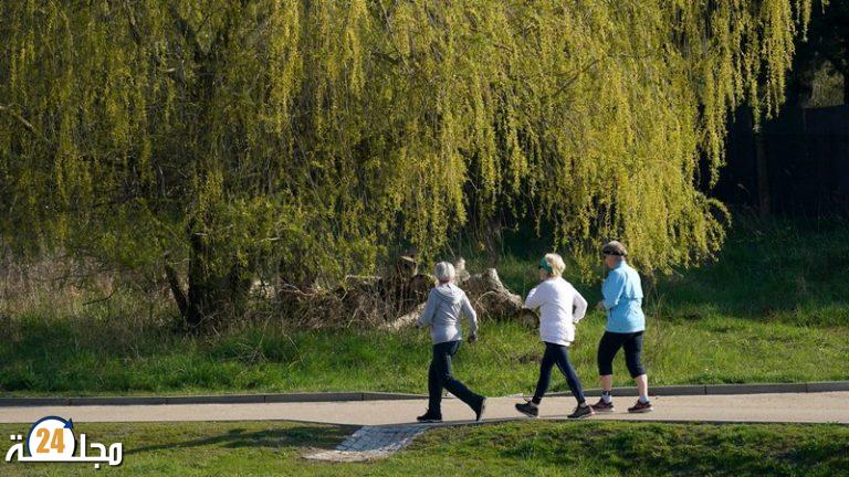 سرعة المشي أهم من عدد الخطوات لتحسين صحتك