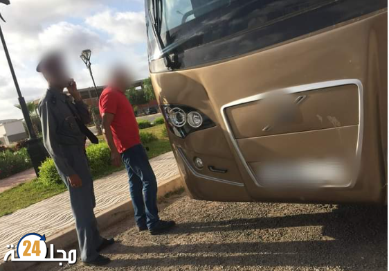 درك تيزنيت يحجز حافلة محمّلة بمواد غذائية مدعمة.
