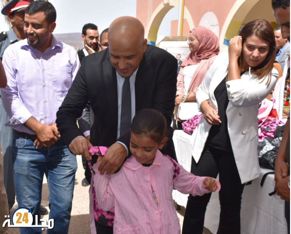 الكاتب العام لعمالة سيدي إفني يعطي انطلاقة المبادرة الملكية مليون محفظة.