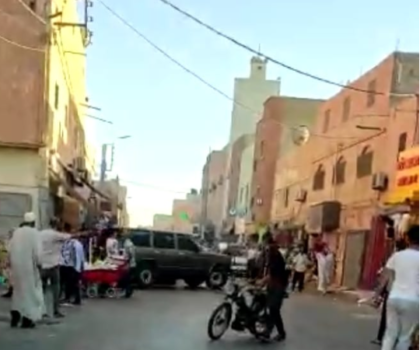 العيون…. ولاية أمن العيون توضح حيثيات مقطع الفيديوا المتداول لشخص قام بتهديد سلامة المواطنين بواسطة سيارة مزورة بشارع اسكيكيمة