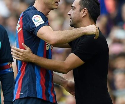 إ ف س برشلونة يقود الليلة الليغا سانطندير و ليفاندوفسكي يقود قائمة الهدافين ب 8 أهداف .