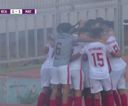 المغرب التطواني يعود من رحلته لمواجهة الرجاء بالدار البيضاء مظفرا بنقطة التعادل .