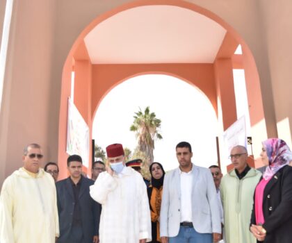 عامل اقليم تيزنيت يشرف على توزيع الادوات المدرسية على التلاميذ بجماعة وجان