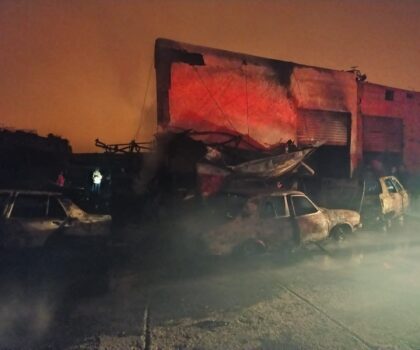 حـريق مهول وسط بيوكرى يحول سيـارتين إلى رماد