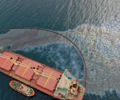 تسرب نفطي قبالة ساحل جبل طارق جراء اصطدام سفينة شحن بناقلة للغاز