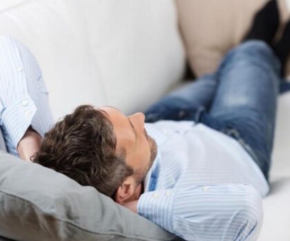 أخذ راحة قصيرة يعطيك الطاقة ويفيد صحتك