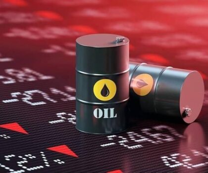 أسعار النفط تواصل الانخفاض وسط احتمالات ارتفاع الامدادات
