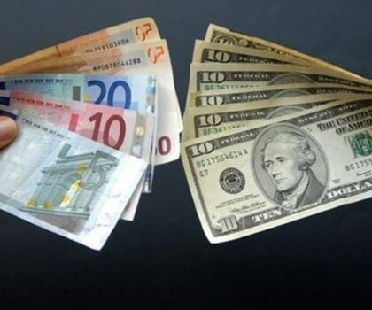 الدولار‭ ‬يتجه لتسجيل تراجع أسبوعي والأورو يرتفع بفضل رفع سعر الفائدة الرئيسي