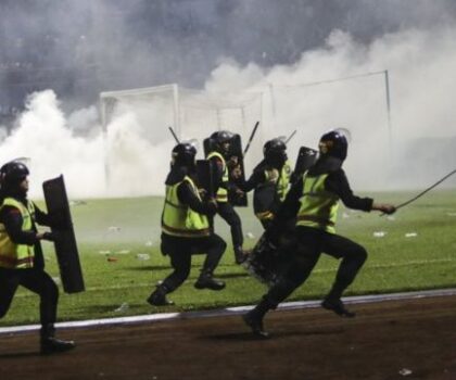 أسوأ حادث تدافع في ملعب كرة قدم في إندونيسيا يودي بحياة 125 شخصا