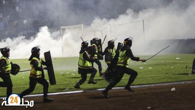 أسوأ حادث تدافع في ملعب كرة قدم في إندونيسيا يودي بحياة 125 شخصا