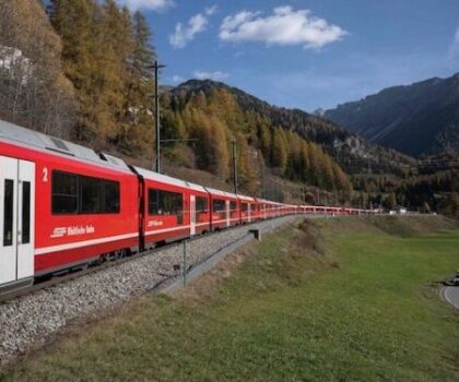أطول قطار ركاب في العالم يعبر جبال الألب السويسرية