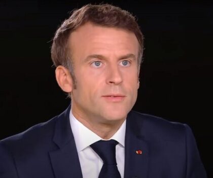 ماكرون يهدد بتقييد منح التأشيرات في أزمته مع المغرب