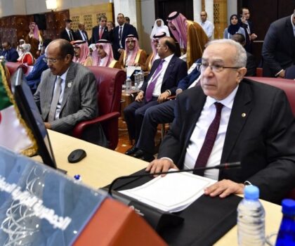 جمعية الإعلام والناشرين تستنكر إرغام الوفد الإعلامي المغربي على مغادرة الجزائر