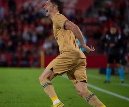 البولندي ليفاندوفسكي يضع برشلونة في صدارة الليغا الإسبانية مؤقتا بهدف أمام ريال مايوركا.