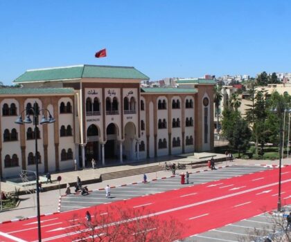 سطات..معاناة يومية لأصحاب المحلات التجارية بزنقة “الذهيبية” و صعوبة ولوج شاحنات السلع