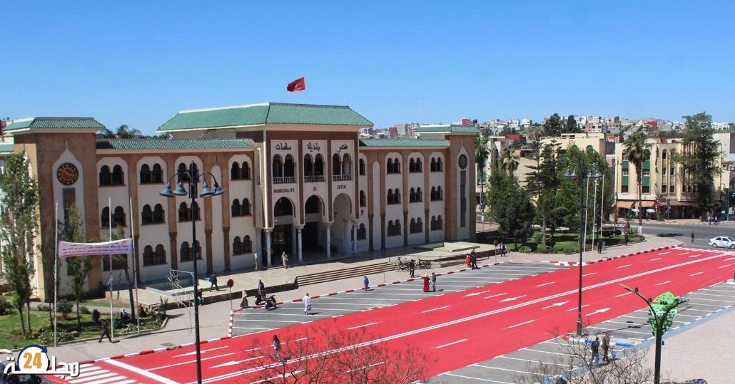 سطات..معاناة يومية لأصحاب المحلات التجارية بزنقة “الذهيبية” و صعوبة ولوج شاحنات السلع