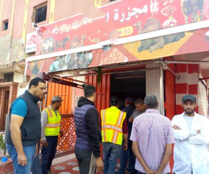 العيون…. اغلاق محلات جزارة و تقديم عصابة إجرامية يشتبه تورطها في سرقة الإبل امام انظار وكيل الملك محكمة الاستئناف
