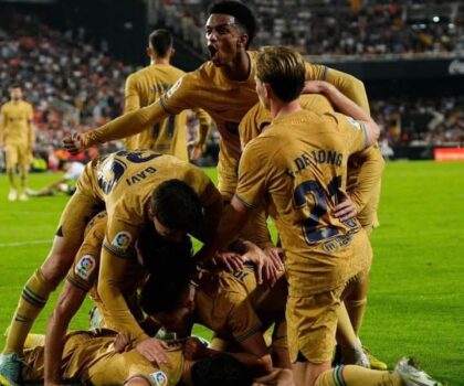ليفاندوفسكي يمنح برشلونة نقاطا غالية أمام فالينسيا و ينقذ ماء وجه المدرب تشافي هيرنانديز