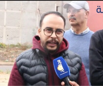 بالفيديو…قائد الملحقة السادسة بسطات يقود حملة نظافة بشارع الخير حي السلام