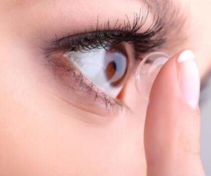 خطر استخدام العدسات اللاصقة متعددة الاستخدام