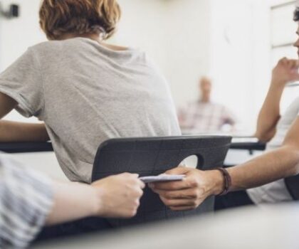 بالصور: أستاذة بجامعة إسبانية تضبط طالبا يغش بطريقة مثيرة