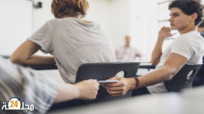 بالصور: أستاذة بجامعة إسبانية تضبط طالبا يغش بطريقة مثيرة