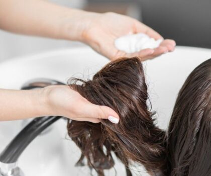 تحذير للنساء.. منتجات تنعيم الشعر تسبب السرطان