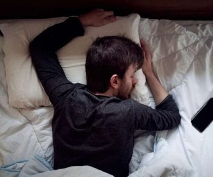 دراسة: طريقة النوم قد تكون “أقوى مؤشر” على وقت الوفاة