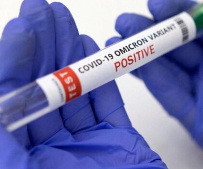 علماء يتوقعون موجة ثالثة من متحور “أوميكرون”
