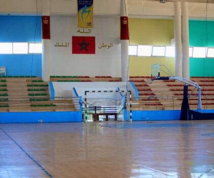 القاعة المغطاة الصادق الشاوي بالقصر الكبير على موعد مع الإغلاق بداعي الإصلاحات في غياب البديل.