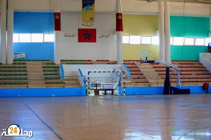 القاعة المغطاة الصادق الشاوي بالقصر الكبير على موعد مع الإغلاق بداعي الإصلاحات في غياب البديل.