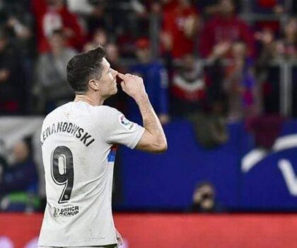 لجنة الأخلاقيات بالاتحاد الإسباني الليغا سانطندير توقف مهاجم برشلونة ليفاندوفسكي لثلاثة مباريات .