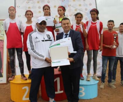 محمد البعلي المدير الإقليمي لوزارة التربية بالعرائش يشرف على انطلاق البطولة الإقليمية للعدو الريفي المدرسي.