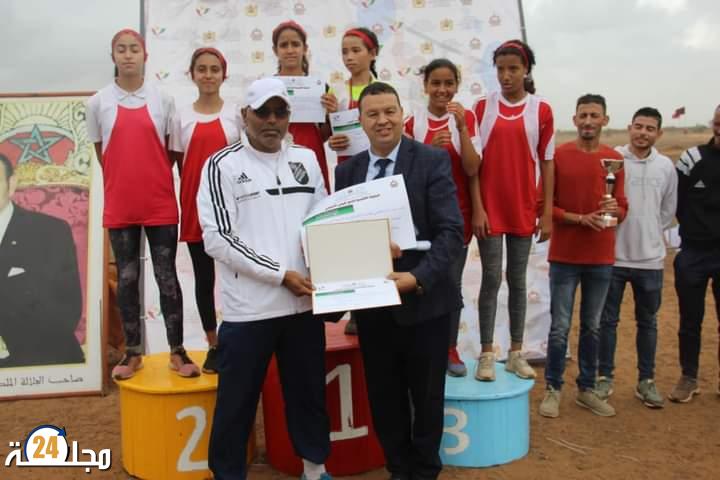 محمد البعلي المدير الإقليمي لوزارة التربية بالعرائش يشرف على انطلاق البطولة الإقليمية للعدو الريفي المدرسي.