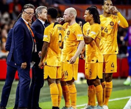 منتخب إنجلترا يوقع على الحصة الأكبر في افتتاح المونديال و منتخب هولندا يضرب السينغال بثنائية.