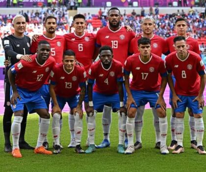 منتخب كوستاريكا يتجاوز أزمته الأولى و يخلق الحدث بالمونديال بجره اليابان للهزيمة .